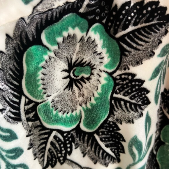 Elegant Floral Shoulder Bag in Green and Black - Picture 2 of 7